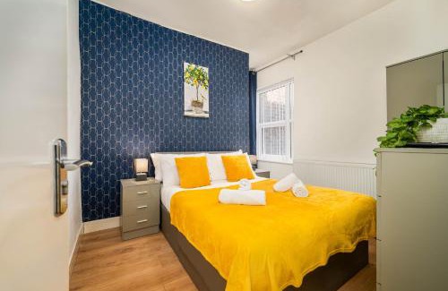 Anfield Apartment | Beautiful 3BR Flat near LFC Stadium - Sleeps 8