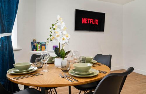 Anfield Apartment | Beautiful 3BR Flat near LFC Stadium - Sleeps 8
