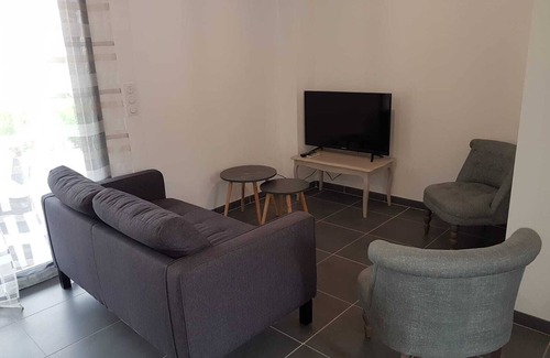 Vallon-Pont-d'Arc Apartment | Beautiful 4-6 person gîte in the center of Vallon Pont d'Arc