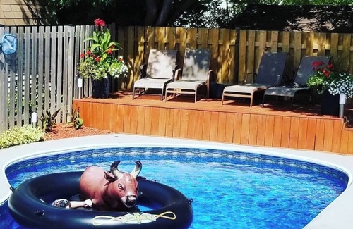 L'Ile-Bizard House | Beautiful 4 bed 2 bath, heated saltwater pool, firepit, indoor fireplace