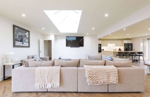 Ford House | Beautiful 4-Bed Close to South Downs & Goodwood