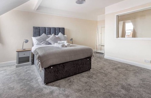 Pontrilas House | Beautiful 4 Bed House Worcester City Centre