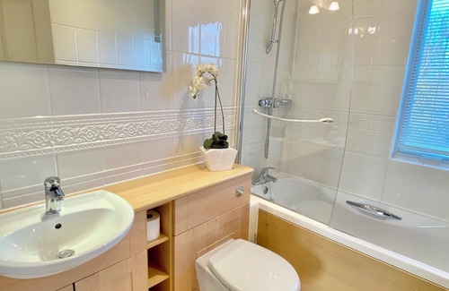 South Cerney Cabin | Beautiful 4 bed lakeside lodge in the Cotswolds. Private deck & STUNNING views