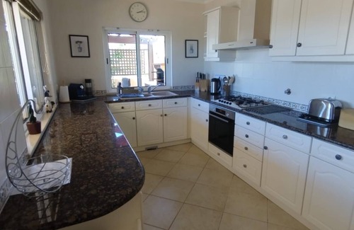 Albardeira Villa | Beautiful 4 Bed Villa, close to the beach with private swimming pool & WiFi