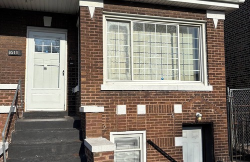 Woodlawn House | Beautiful 4 bedroom 2 bath pet friendly Chicago brick bungalow