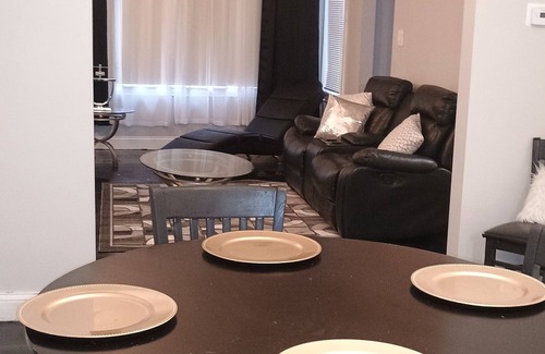 Woodlawn House | Beautiful 4 bedroom 2 bath pet friendly Chicago brick bungalow