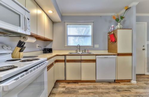Champaign House | Beautiful 4 bedroom 2 full bathroom close to everything!