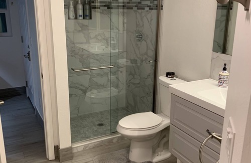 Summit Ridge Bed & Breakfast | Beautiful 445 sq ft Studio 1 murphy bed 2 single bed some . Ask for extras ?