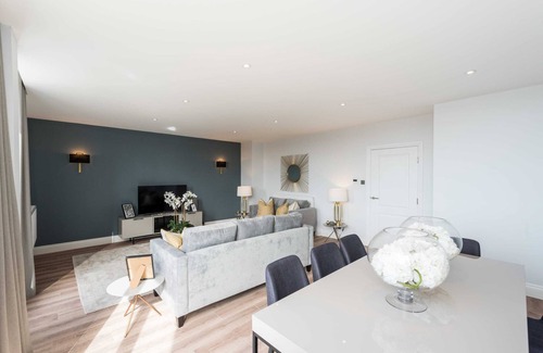 Kensington Apartment | Beautiful 4BD Duplex Apartment nr. Kensignton with Terrace!