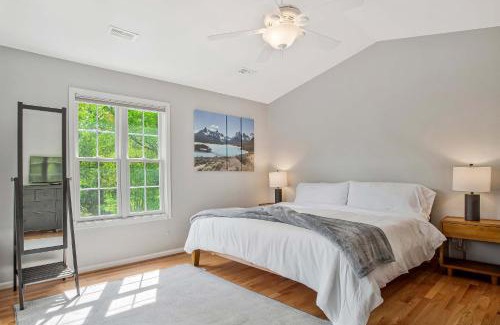 Homewood House | Beautiful 4BR - Walking Distance to Stadium