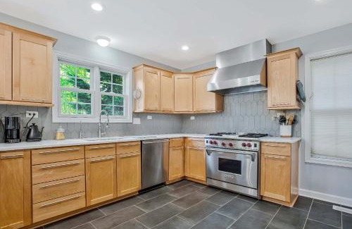 Homewood House | Beautiful 4BR - Walking Distance to Stadium