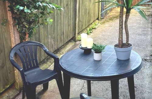 Huyton Apartment | Beautiful 5 bed apartment with outdoor courtyard, sleeps 8