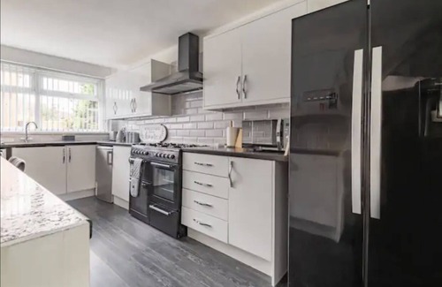 Marston Green House | Beautiful 5 Bedroom Home With Parking Near NEC and BHx
