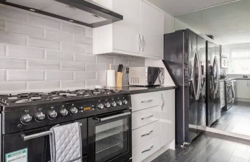 Marston Green House | Beautiful 5 Bedroom Home With Parking Near NEC and BHx