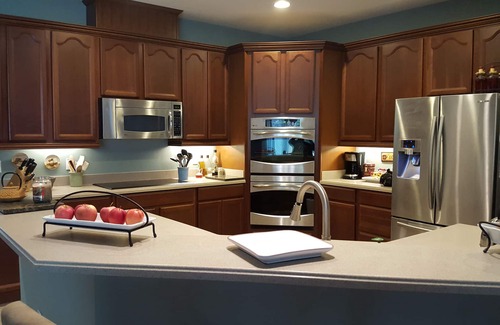 Plymouth House | Beautiful 5br 4bath, sleeps 14: Wekiva Springs, Disney, Universal & Antiques.