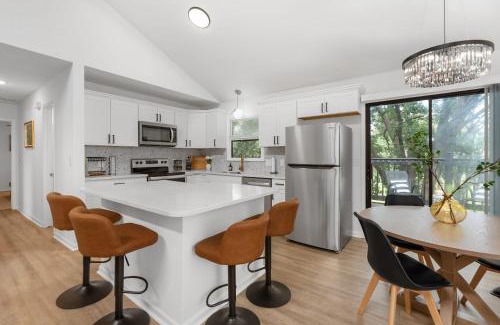 Wichita House | Beautiful 6 bed 3 bath home in quiet neighborhood