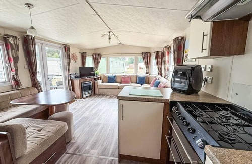 Hopton House | Beautiful 8 berth caravan with decking at Caldecott Park, Norfolk ref 91046C