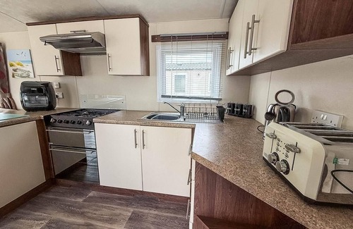 Hopton House | Beautiful 8 berth caravan with decking at Caldecott Park, Norfolk ref 91046C