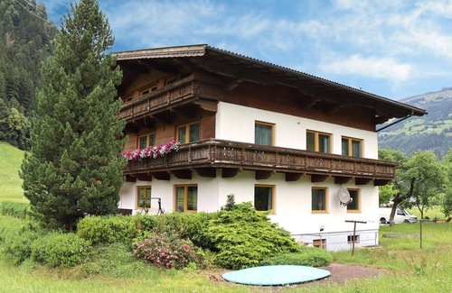 Aschau Im Zillertal Apartment | Beautiful apartment in Aschau, ski bus in front of the door