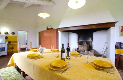 Foiano della Chiana Apartment | Beautiful apartment for 8 people with WIFI, pool, pets allowed and parking