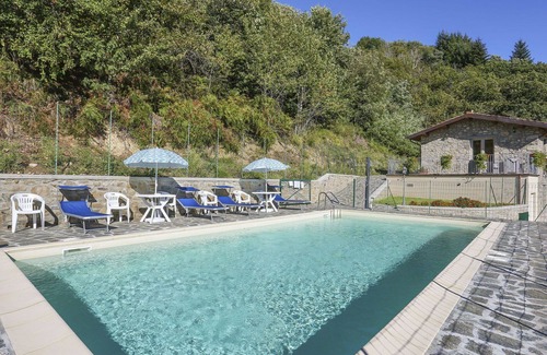 Villa Collemandina Villa | Beautiful apartment in villa for 5 guests with WIFI, pool, terrace, pets allowed and parking