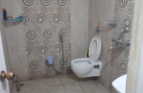 Raipur Apartment | Beautiful AC Room, Best Location, Furnished with Kitchen, TV, Fridge, Washing Machine etc at Pachpedinaka Raipur