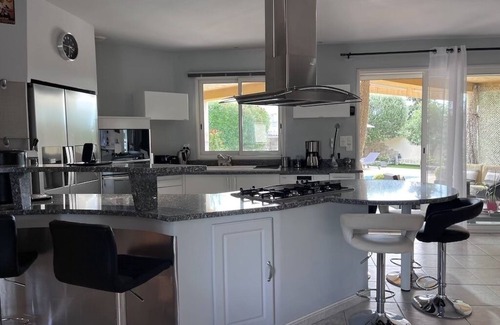 Teyran Villa | Beautiful air-conditioned single-storey villa with swimming pool, spa and sauna