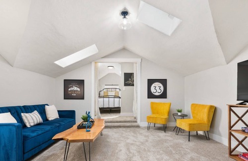 Gresham House | Beautiful and Bright w/ Central Location, Pet Friendly, New Furnishing and Décor, Walk to Park