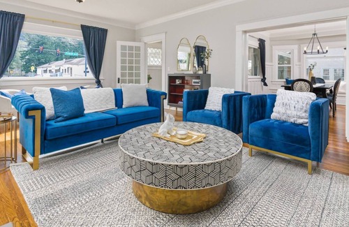 Gresham House | Beautiful and Bright w/ Central Location, Pet Friendly, New Furnishing and Décor, Walk to Park