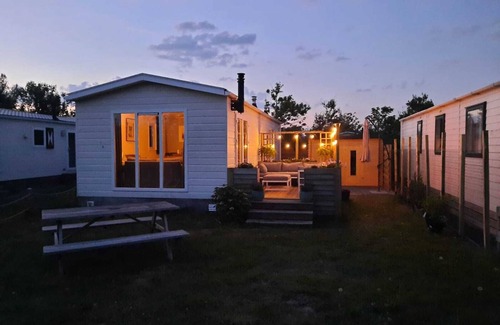 Petten Ski Chalet | Beautiful and comfortably furnished chalet 400 meters from the beach of Petten.