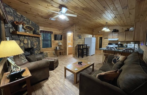 Smithville Cabin | Beautiful and cozy two bed, one bath cabin nestled in the Kiamichi Mountains