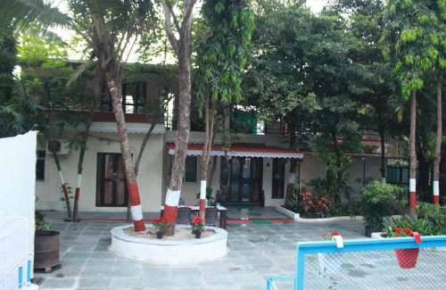 Kihim Apartment | Beautiful and luxurious 3 BHK villa with Swimming pool and kitchen for upto 20 people near beach