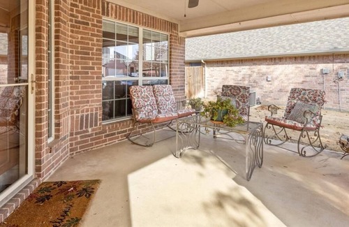 Burleson House | Beautiful and Unique 4 Bedroom Home in Shannon Creek