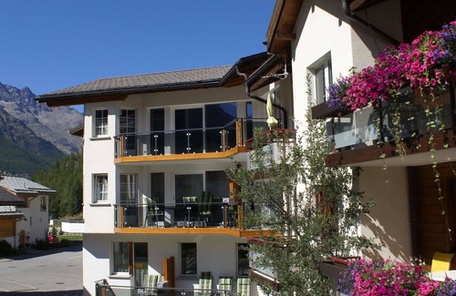 Saas Almagell Apartment | Beautiful apartment for 7 people with WIFI, hot tub, TV and balcony