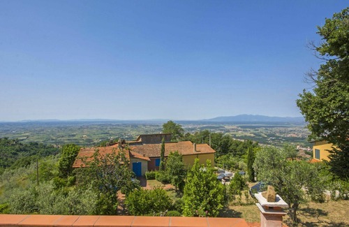 Giugnano Apartment | Beautiful apartment for 6 people with pool, WIFI, TV, pets allowed and parking