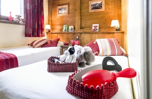 Le Lavachet Apartment | Beautiful apartment for 6 guests with pool, hot tub, WIFI, TV, terrace, pets allowed and parking