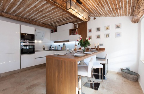 Antibes Old Town Apartment | 🏡 🏖️ Beautiful Apartment 1600 sqf with Sea View Terrace, Sauna and Hot Tub 🌞