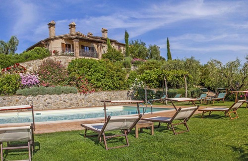 Allerona Apartment | Beautiful apartment for 6 people with pool, WIFI, TV, patio, pets allowed and panoramic view