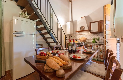 Peccioli Apartment | Beautiful apartment for 7 guests with pool, A/C, WIFI, TV, pets allowed, panoramic view and park.