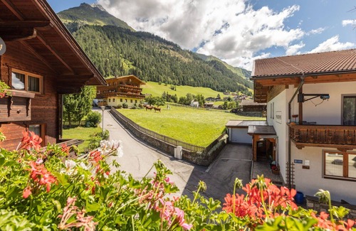 Pragraten Apartment | Beautiful apartment for 13 guests with WIFI, TV, balcony, pets allowed and parking