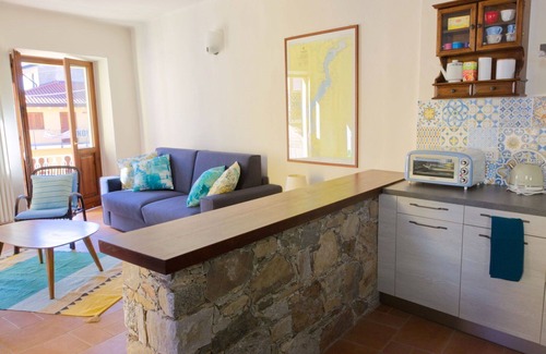Meina Apartment | Beautiful apartment for 4 people with WIFI, TV, terrace, pets allowed and parking