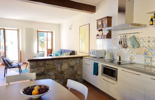 Meina Apartment | Beautiful apartment for 4 people with WIFI, TV, terrace, pets allowed and parking
