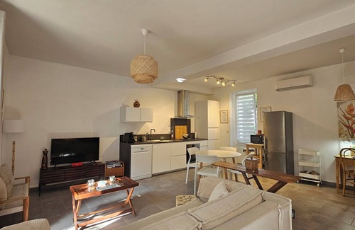 Eygalieres Apartment | Beautiful Apartment With Terrace