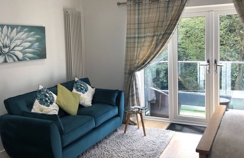 St Austell Apartment | Beautiful Apartment for 2 with balcony. Near to Eden, Heligan & the coast.