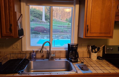 Redding Ridge Apartment | Beautiful apartment in rural Redding surrounded by New Enland foliage