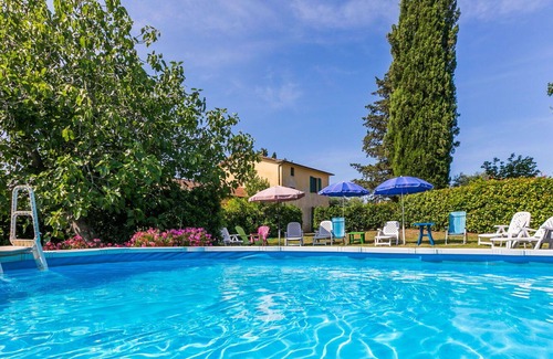 Follonica Villa | Beautiful apartment in villa for 4 guests with pool, WIFI, TV, patio, pets allowed and parking