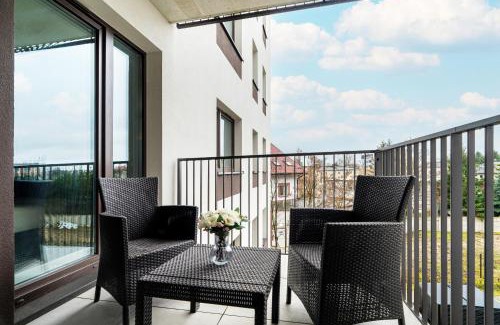 Nowe Miasto Apartment | Beautiful Apartment with Balcony & Free Garage by Noclegi Renters