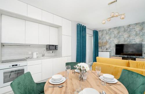 Nowe Miasto Apartment | Beautiful Apartment with Balcony & Free Garage by Noclegi Renters