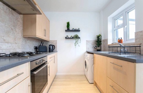 Montpellier House | Beautiful Bath Road Retreat with Log Burner