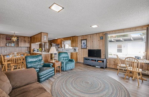 Camano Island House | Beautiful Bayfront House w/WiFi, Beach Access, Bay/Mountain Views, & Fireplace
